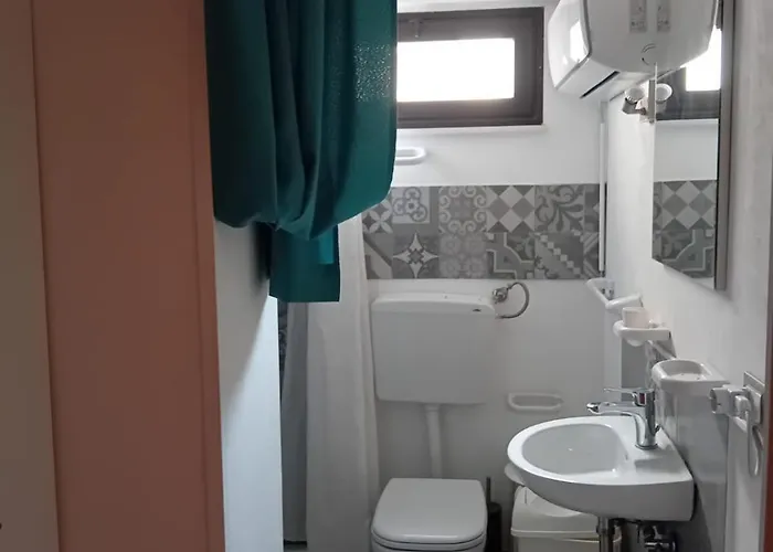 In Historical City Centre With Private Bathroom 3* Katania
